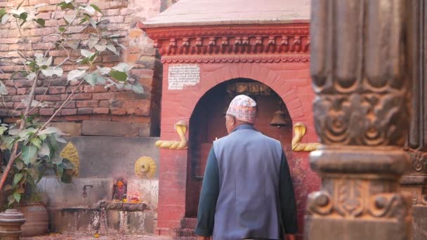 Bhaktapur Kathmandu Nepal October 2018伝統的な服を崇拝するために寺院を訪れる新しい人々 市民の宗教的な日常生活 地震後の東洋の古代都市 — ストック動画