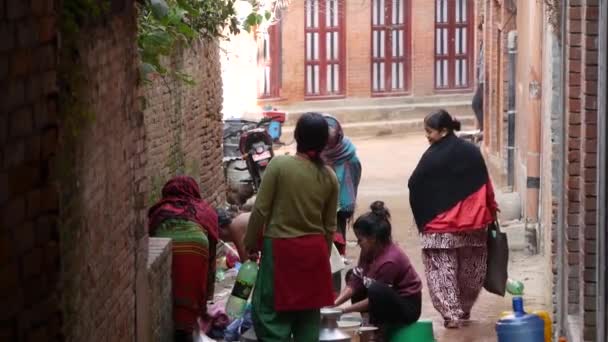Bhaktapur Nepal October 2018 Люди Миють Біля Стіни Храму Жінки — стокове відео