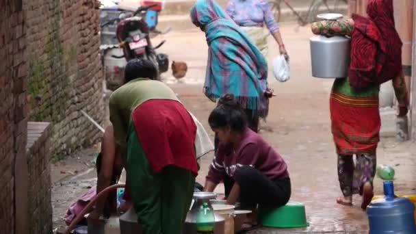 Bhaktapur Nepal Octobre 2018 Les Gens Lavent Près Mur Temple — Video