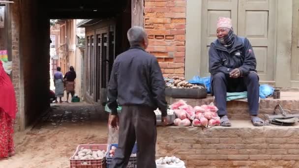Bhaktapur Kathmandu Nepal Października 2018 Sprzedawca Żywności Murowanym Płocie Ulicy — Wideo stockowe