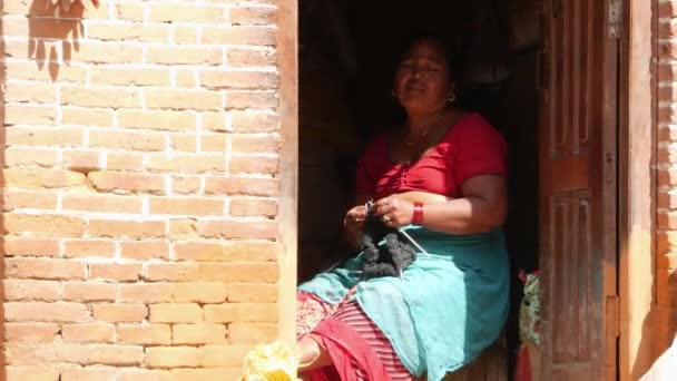 Bhaktapur Kathmandu Nepal Octubre 2018 Mujer Étnica Tejiendo Mientras Está — Vídeo de stock