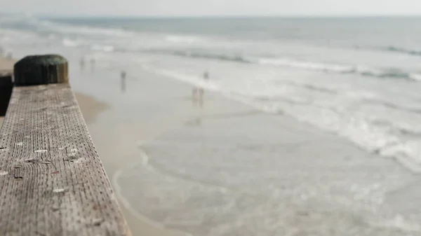 Kereta api dermaga kayu, dermaga tepi laut, pantai California Amerika Serikat. Defocused laut, gelombang laut. — Stok Foto