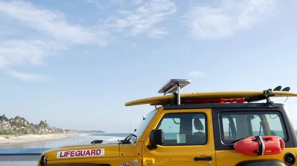 Coche salvavidas amarillo, playa del océano California USA. Camioneta de rescate, vehículo salvavidas. — Foto de Stock