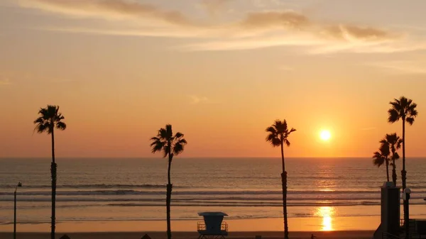 Palmas e céu do pôr do sol, estética da Califórnia. Vibrações de Los Angeles. Torre de vigia salva-vidas, torre de vigia cabana — Fotografia de Stock