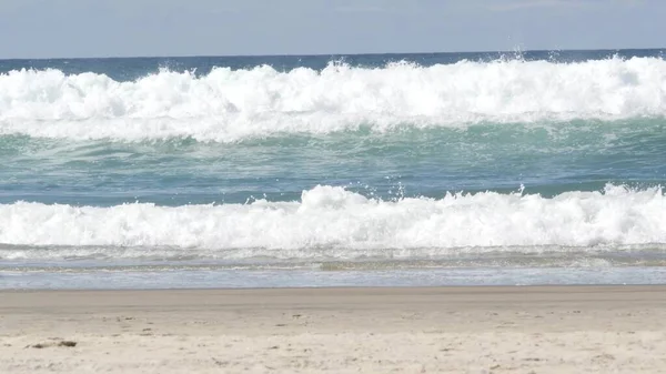 Oceano Pacífico ondas grandes salpicando, costa da Califórnia seascape EUA. Textura da superfície da água e espuma do mar — Fotografia de Stock