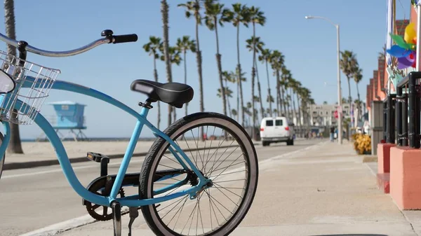 Bicycle cruiser bike by ocean beach, California coast USA. Summertime cycle, cottages and palm tree. — Stock Photo, Image