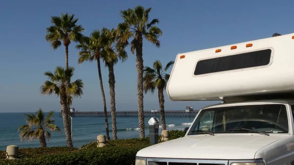 Trailer mobil atau kafilah untuk perjalanan. Ocean beach, California USA. Camper van, RV motor rumah. — Stok Foto