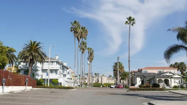 郊外の通り、カリフォルニア州の家。一般的な建物、ロサンゼルスの近くの住宅地. — ストック写真