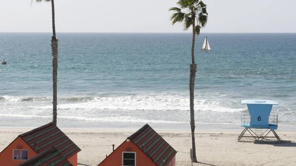 Cottages in Oceanside California USA. Beachfront bungalows. Ocean beach palm trees. Lifeguard tower. — Stock Photo, Image