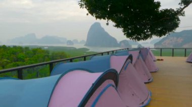 SametNangsheing butik oteli. Bayırın tepesinde çadırları var. PhangNga Körfezi 'ne bakıyor. Siyam Krallığının güneyine giden turizm rotası