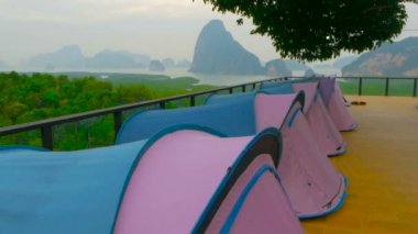 SametNangsheing butik oteli. Bayırın tepesinde çadırları var. PhangNga Körfezi 'ne bakıyor. Siyam Krallığının güneyine giden turizm rotası