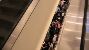 BANGKOK, THAILAND - 26 ARALIK, 2017: Siyam Paragon AVM AVM iç mimarisi. Ticaret merkezinin yürüyen merdivenlerinde bir sürü insan var. Aşırı nüfus stresi. İnsanlar alışverişe gider..