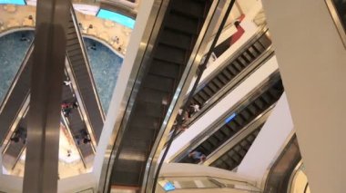 BANGKOK, THAILAND - 26 ARALIK, 2017: Siyam Paragon AVM AVM iç mimarisi. Ticaret merkezinin yürüyen merdivenlerinde bir sürü insan var. Aşırı nüfus stresi. İnsanlar alışverişe gider..