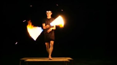 SAMUI, THAILAND - 8 HAZİRAN, 2018 Balıkçı Sahili Tayland Fireshow. Yerel akrobatların yangın performansı. Ateşle tehlikeli numaralar. Sanatçılar karanlıkta ışıklarla dans eder, turistler için eğlence
