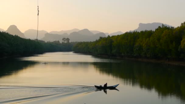 Apus Soare Liniștit Peste Râu Seara Sudul Thailandei Peisaj Meditativ — Videoclip de stoc