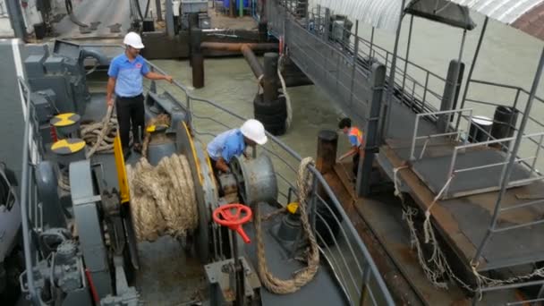 Marinheiros Trabalham Com Corda Cambaleando Amarração Navio Ferry Porto — Vídeo de Stock