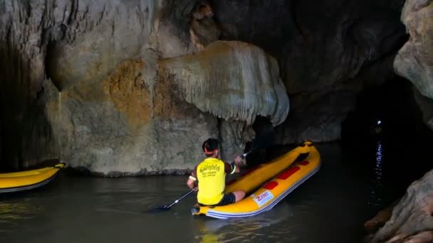 Joven Con Remo Nada Kayak Inflable Flujo Río Montaña Una — Vídeos de Stock