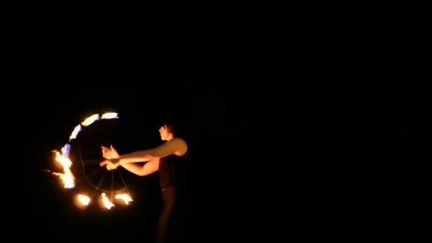 2018年1月8日 フィッシャーマン ビーチ タイの花火大会 地元のアクロバットの火災性能 炎で危険なトリック 芸術家は暗い夜にライトで踊ります 観光客のためのエンターテイメント — ストック動画