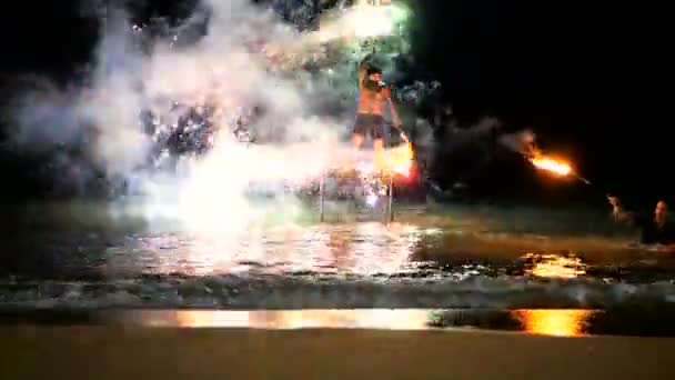 2018年1月8日 フィッシャーマン ビーチ タイの花火大会 炎で危険なトリック 火災性能は 火花のすべての方向に飛んで 海の水の中に反映ヒット 休日のエンターテイメント — ストック動画