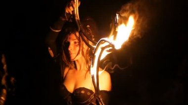 PHANGAN, THAILAND - 16 Mart 2018: Shiva Ay Goa Trance Party. Vahşi kabile ateş gösterisi. Harika kostümlü genç güzel kız fotoğrafçı için poz veriyor. Masaldaki gizemli gece sahnesi.