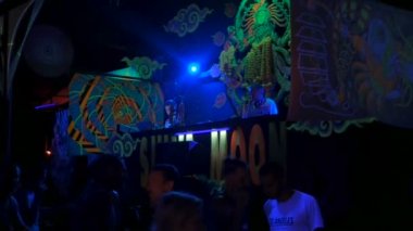 PHANGAN, THAILAND - 16 Mart 2018: Shiva Ay Goa Trance Party. Psikedelik neon ve dans pisti ve DJ sahnesinin ışıltılı dekorasyonu. Gençler tropikal etkinliklerde eğleniyor..