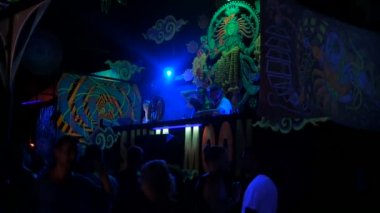 PHANGAN, THAILAND - 16 Mart 2018: Shiva Ay Goa Trance Party. Psikedelik neon ve dans pisti ve DJ sahnesinin ışıltılı dekorasyonu. Gençler tropikal etkinliklerde eğleniyor..