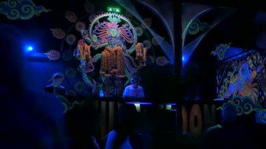 PHANGAN, THAILAND - 16 Mart 2018: Shiva Ay Goa Trance Party. Psikedelik neon ve dans pisti ve DJ sahnesinin ışıltılı dekorasyonu. Gençler tropikal etkinliklerde eğleniyor..