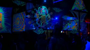 PHANGAN, THAILAND - 16 Mart 2018: Shiva Ay Goa Trance Party. Psikedelik neon ve dans pisti ve DJ sahnesinin ışıltılı dekorasyonu. Gençler tropikal etkinliklerde eğleniyor..