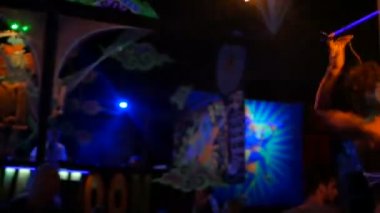 PHANGAN, THAILAND - 16 Mart 2018: Shiva Ay Goa Trance Party. Vahşi kabile ateş gösterisi. Psikedelik neon ve dans pistinin ışıltılı dekorasyonu. Gençler tropikal etkinliklerde eğleniyor..