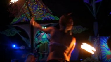 PHANGAN, THAILAND - 16 Mart 2018: Shiva Ay Goa Trance Party. Vahşi kabile ateş gösterisi. Psikedelik neon ve dans pistinin ışıltılı dekorasyonu. Gençler tropikal etkinliklerde eğleniyor..