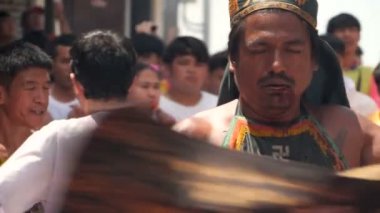 SAMUI, THAILAND - 24 Şubat 2018: Tayland 'lı Çinliler ve dindarlar, kendilerine zarar veren unsurlar, dini ritüeller, medyumlar, rahipler, rahipler ile Çin' in yeni yıl festivali alayına katıldılar.