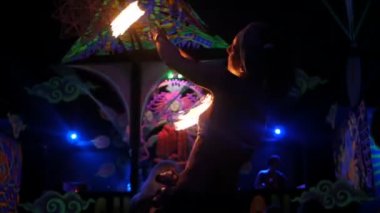 PHANGAN, THAILAND - 16 Mart 2018: Shiva Ay Goa Trance Party. Vahşi kabile ateş gösterisi. Psikedelik neon ve dans pistinin ışıltılı dekorasyonu. Gençler tropikal etkinliklerde eğleniyor..
