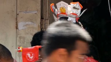 SAMUI, THAILAND - 24 Şubat 2018: Tayland 'lı Çinliler ve dindarlar, kendilerine zarar veren unsurlar, dini ritüeller, medyumlar, rahipler, rahipler ile Çin' in yeni yıl festivali alayına katıldılar.