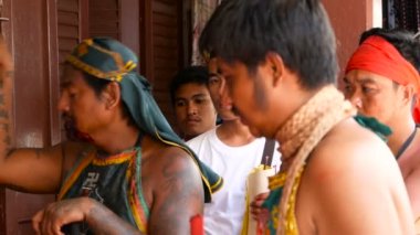 SAMUI, THAILAND - 24 Şubat 2018: Tayland 'lı Çinliler ve dindarlar, kendilerine zarar veren unsurlar, dini ritüeller, medyumlar, rahipler, rahipler ile Çin' in yeni yıl festivali alayına katıldılar.