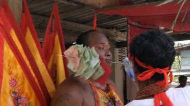 SAMUI, THAILAND - 24 Şubat 2018: Tayland 'lı Çinliler ve dindarlar, kendilerine zarar veren unsurlar, dini ritüeller, medyumlar, rahipler, rahipler ile Çin' in yeni yıl festivali alayına katıldılar.