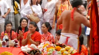 SAMUI, THAILAND - 24 Şubat 2018: Tayland 'lı Çinliler ve dindarlar, kendilerine zarar veren unsurlar, dini ritüeller, medyumlar, rahipler, rahipler ile Çin' in yeni yıl festivali alayına katıldılar.