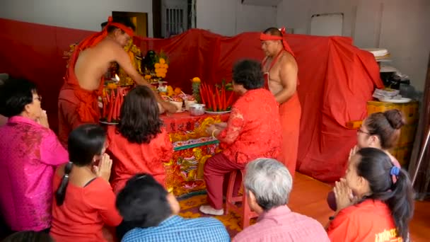 Samui Thailandia Febbraio 2018 Fedeli Devoti Cinesi Tailandesi Partecipano Alla — Video Stock