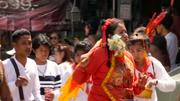新加坡 2018年2月24日 泰国华人朝拜者和朝拜者参加中国新年游行 带有自残 宗教仪式 牧师等元素 — 图库视频影像