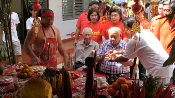 Samui Tailandia Febrero 2018 Adoradores Devotos Chinos Tailandeses Participan Procesión — Vídeo de stock