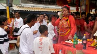 SAMUI, THAILAND - 24 Şubat 2018: Tayland 'lı Çinliler ve dindarlar, kendilerine zarar veren unsurlar, dini ritüeller, medyumlar, rahipler, rahipler ile Çin' in yeni yıl festivali alayına katıldılar.