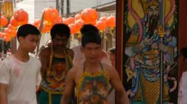 SAMUI, THAILAND - 24 Şubat 2018: Tayland 'lı Çinliler ve dindarlar, kendilerine zarar veren unsurlar, dini ritüeller, medyumlar, rahipler, rahipler ile Çin' in yeni yıl festivali alayına katıldılar.