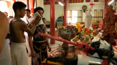 SAMUI, THAILAND - 24 Şubat 2018: Tayland 'lı Çinliler ve dindarlar, kendilerine zarar veren unsurlar, dini ritüeller, medyumlar, rahipler, rahipler ile Çin' in yeni yıl festivali alayına katıldılar.