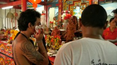 SAMUI, THAILAND - 24 Şubat 2018: Tayland 'lı Çinliler ve dindarlar, kendilerine zarar veren unsurlar, dini ritüeller, medyumlar, rahipler, rahipler ile Çin' in yeni yıl festivali alayına katıldılar.