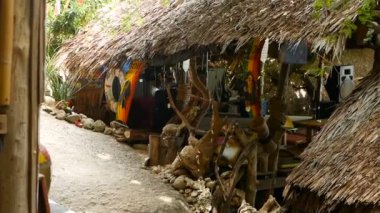 Jamaika keneviri rasta marihuana reggae barı gevşetiyorum. Tropikal yaz plajında, ağaç dalları ve sazlıktan. Sarı, kırmızı ve yeşil renkli Rastafarian bayrakları ve Bob Marley.