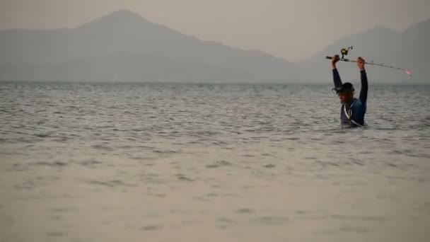 Samui Thailandia Giugno 2018 Silhouette Pescatore Azione Durante Rotazione Tramonto — Video Stock
