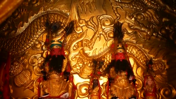 Buddhistische Traditionelle Statuen Chinesischer Heiliger Götter Auf Dem Altar Tempel — Stockvideo