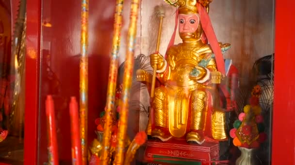 Estatuas Tradicionales Budistas Dioses Sagrados Chinos Altar Dentro Del Templo — Vídeos de Stock