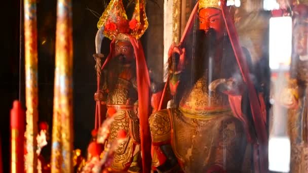 Estatuas Tradicionales Budistas Dioses Sagrados Chinos Altar Dentro Del Templo — Vídeo de stock