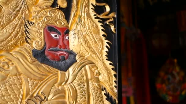 Gerbang Kayu Dihiasi Dengan Pintu Suci Tradisional Cina Dewa Penjaga — Stok Video