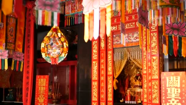 Estátuas Tradicionais Budistas Deuses Sagrados Chineses Altar Dentro Templo — Vídeo de Stock